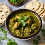 palak chicken masala served in bowl with butter naan